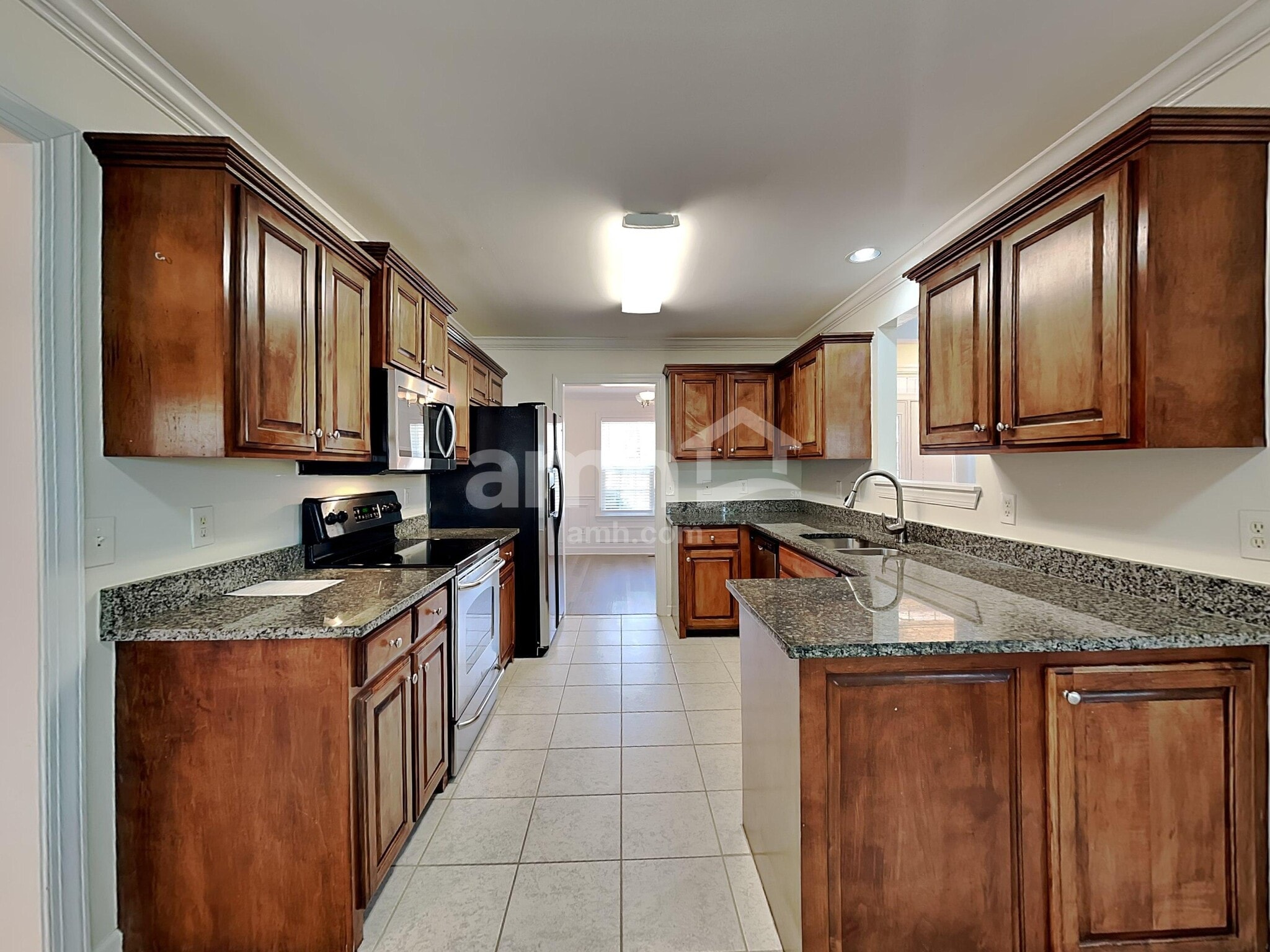 Building Photo - 560 Summit Way