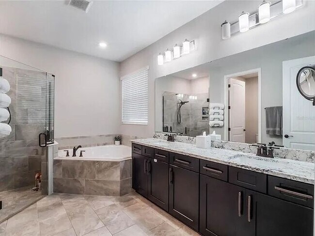 Building Photo - Stunning 5 bedroom home in Longwood