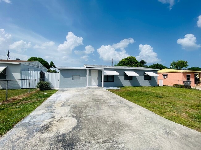 Building Photo - 2021 Wellington Rd