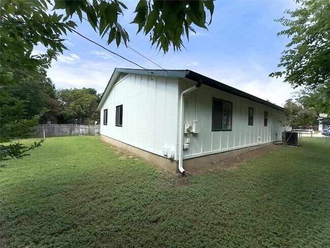 Building Photo - 2206 Spring Breeze Dr