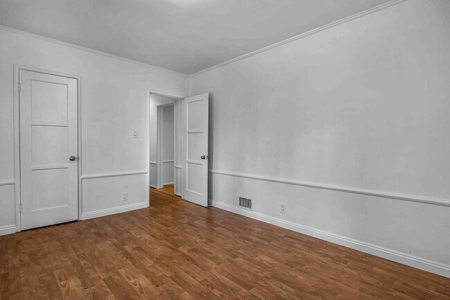 Building Photo - Large unit walking distance to the triangle!