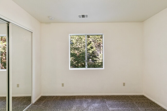 Building Photo - 1005 Chillon Dr