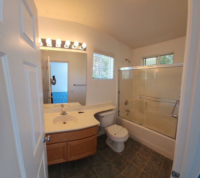 Building Photo - Fantastic home in the Arbors!