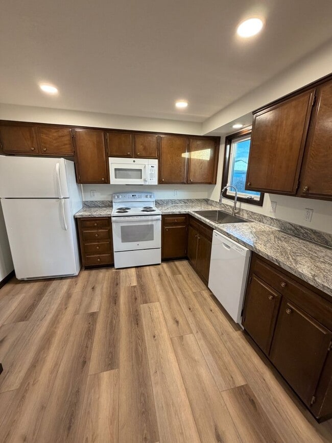 Building Photo - Great Single Level Unit- Rent Ready!!