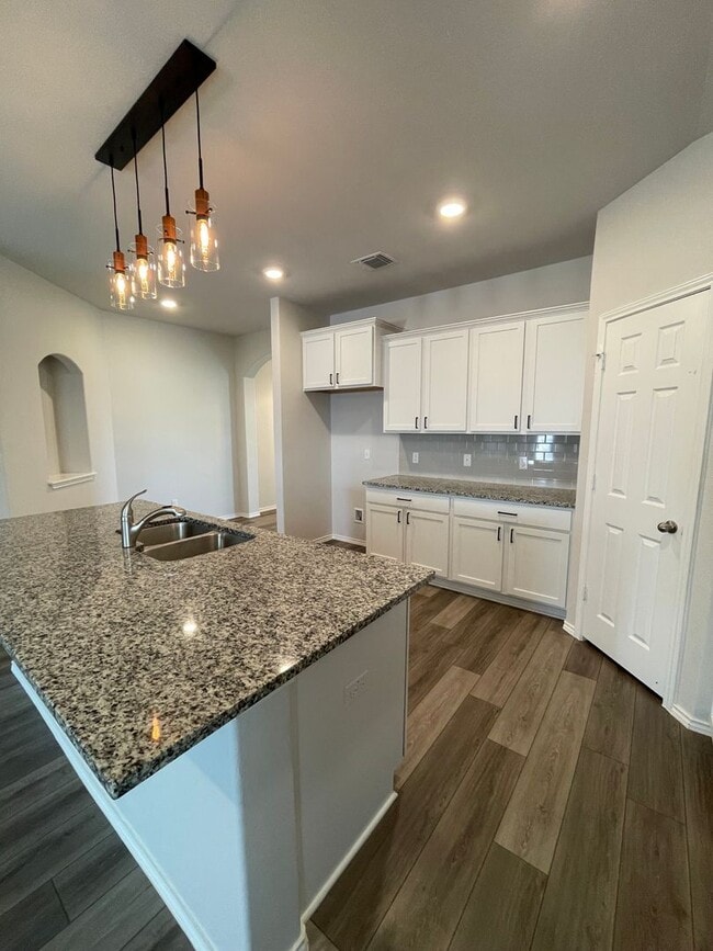Building Photo - Available Now | Modern Single-Story 3 Bed, 2 Bath | Separate Office/Den | Big Yard | Pet Restrict...