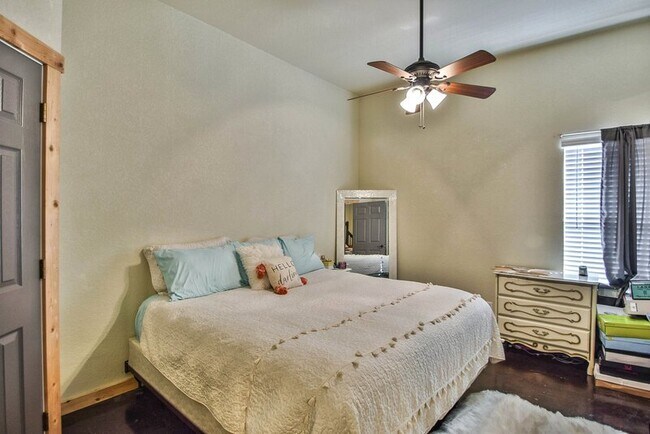 Building Photo - Modern 2 Bedroom, 2 Bath Multiplex Unit | Water + WiFi Included