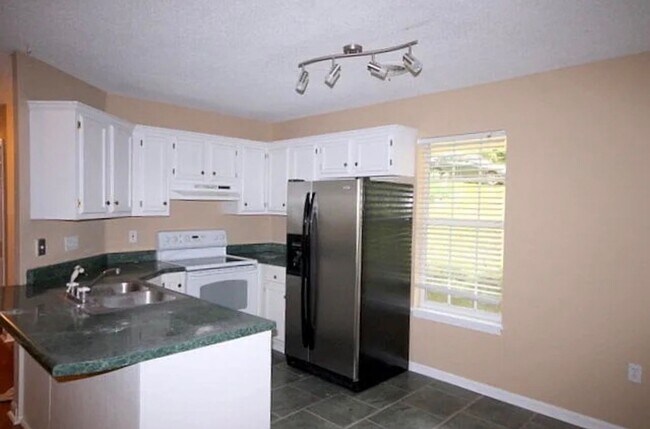 Building Photo - 3 bedroom 2 bath house