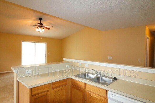 Building Photo - 538 Holiday Dr