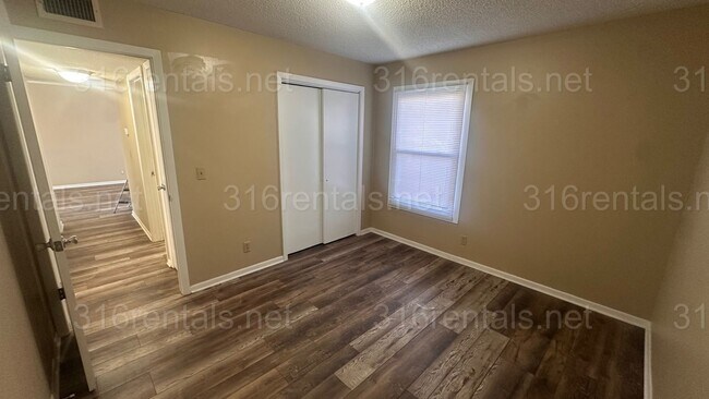 Building Photo - $800 - 2 bed 1 bath - Apartment