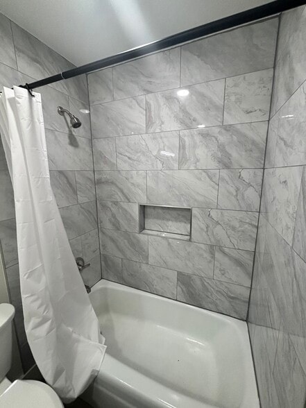 Shared bathroom - 726 Bancroft Way