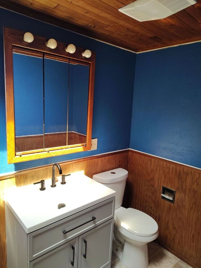 Building Photo - Great 2-bedroom home close to downtown