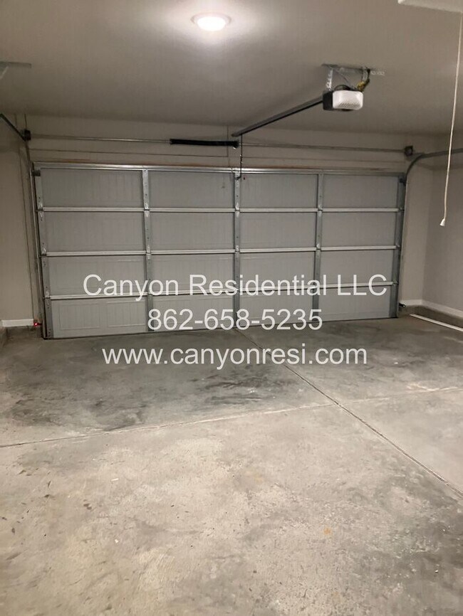 Building Photo - Great 3 BR 2 BA in great location won't last long!