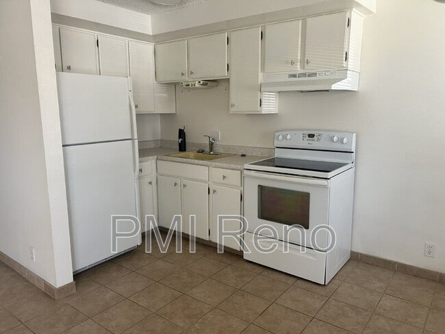 Building Photo - 374 La Rue Ave