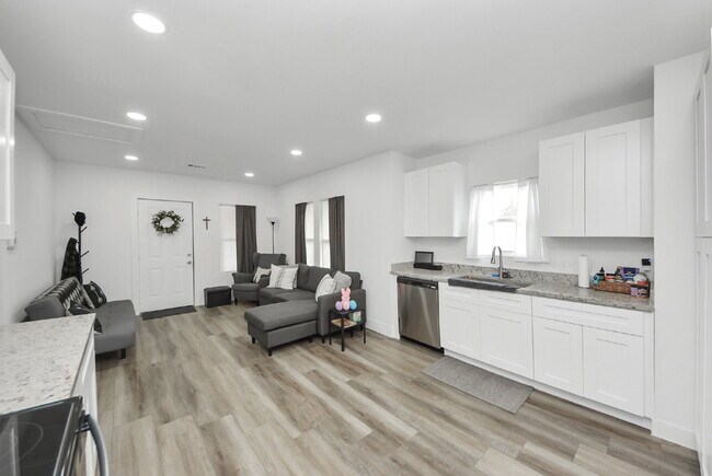 Building Photo - Historic Houston Charm with Modern Comfort Built In