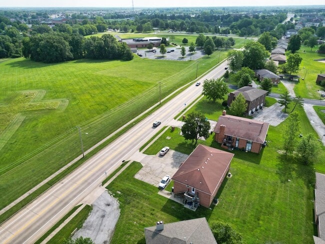 Building Photo - 406 W Southampton Dr