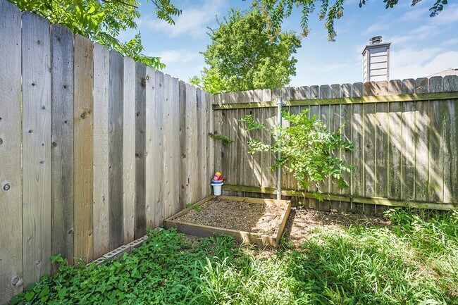 Building Photo - 904 Melted Candle Cove