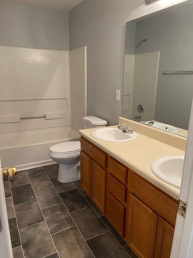 Building Photo - Spacious Townhouse