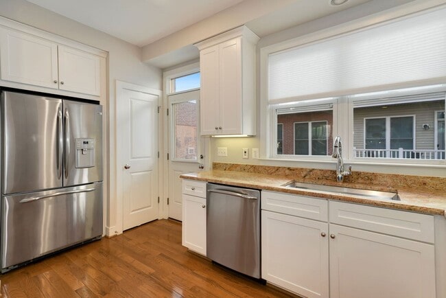 Building Photo - Charming 3 bedroom 3.5 Bathroom Row Home