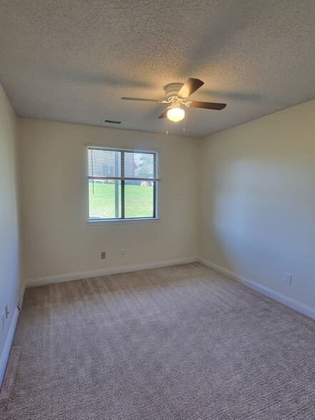 Building Photo - 2047 Jason Dr