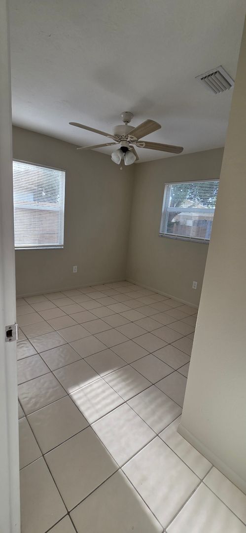 Building Photo - 2/1 Home in suberb location, pet friendly!