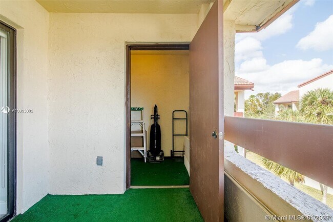 Building Photo - 9030 SW 125th Ave