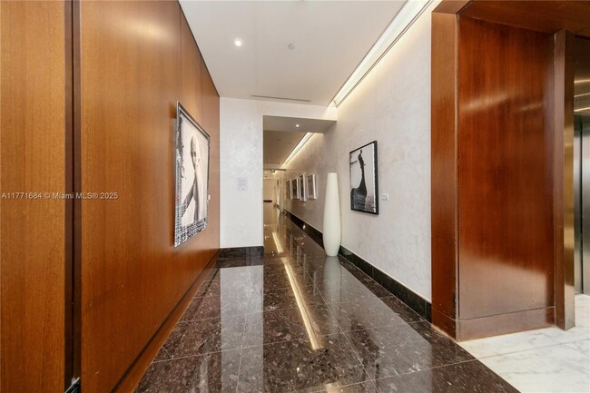 Building Photo - 200 Biscayne Blvd Way