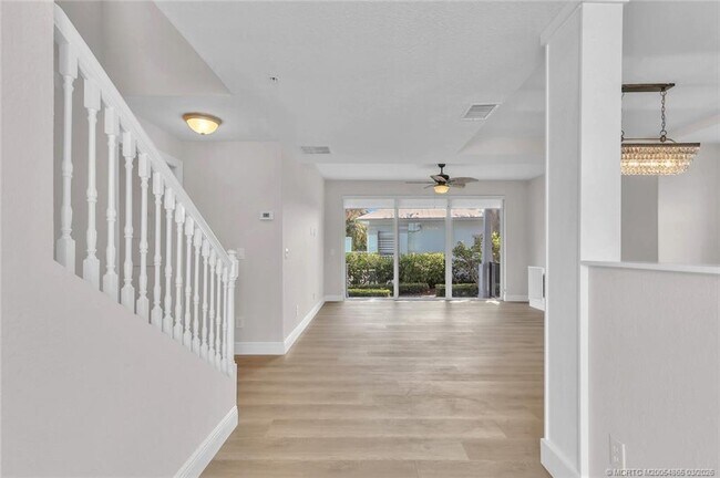 Building Photo - 3651 NE Pineapple Ave