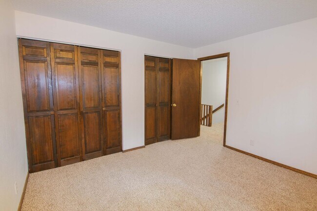Building Photo - 3 bedroom 2 bathroom duplex in South Eugene!