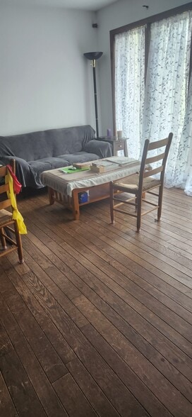 Hardwood floors - 2116 Thaler Ave