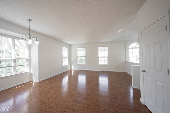 Building Photo - 9009 Mercer Dr