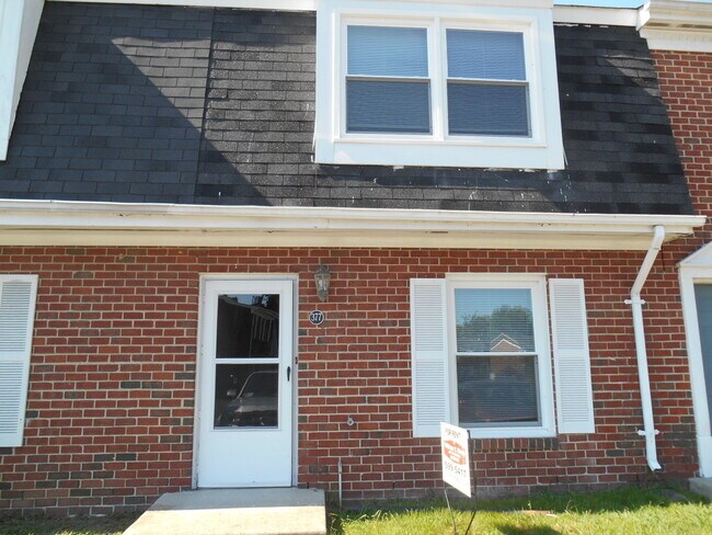 Primary Photo - Townhouse in North End of Newport News