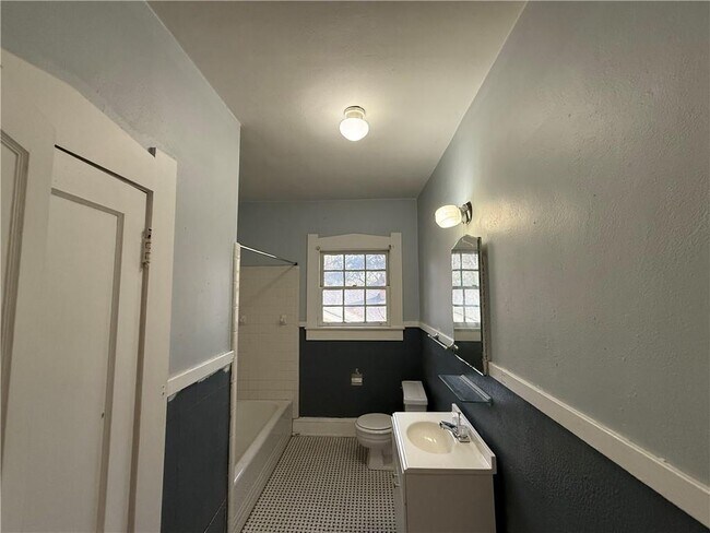 Building Photo - 1910 Myrtle Ave