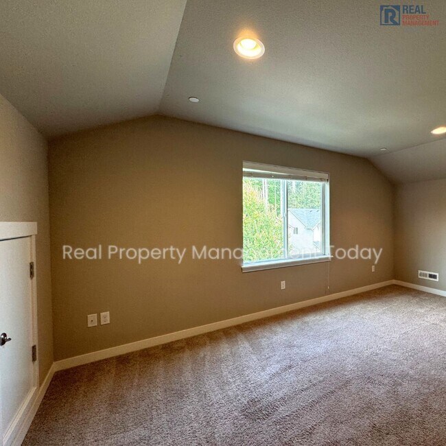 Building Photo - Vincent - 1539-1541 (Rainier Group)