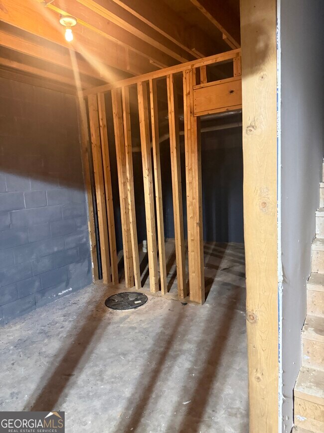 Building Photo - 564 Edgefield Way