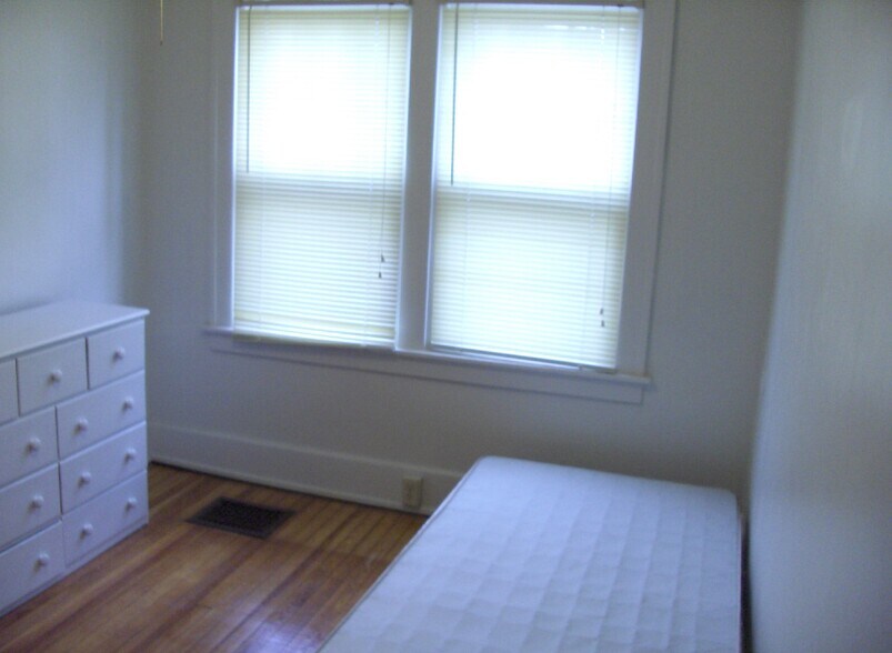 2nd fl BR $675.00 - 2360 Chickasaw St