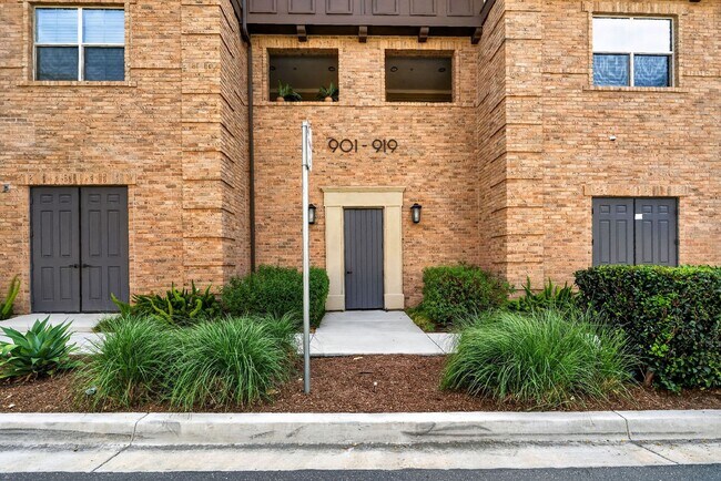 Building Photo - 911 Slate St