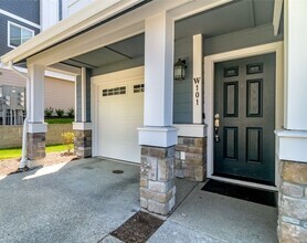 Building Photo - Gorgeous 2 -Bedroom, 2-Bath Townhome