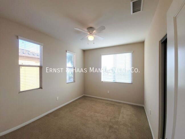 Building Photo - Beautiful 3 Bedroom 2.5 Bath Modern Home i...