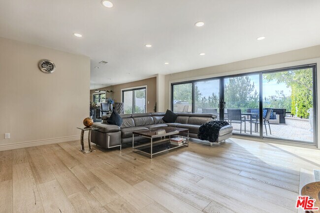 Building Photo - 2637 Angelo Dr