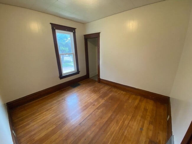 Building Photo - LEASE TO OWN $1,300 MO