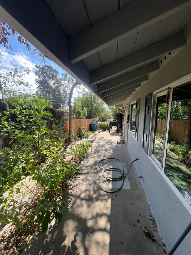 Building Photo - Oroville one bed one bath duplex for rent.