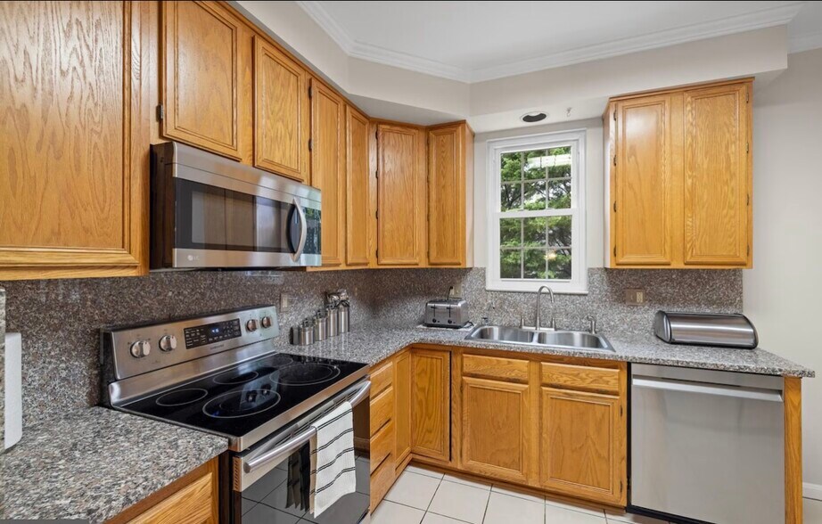 Building Photo - 5714 Silk Tree Dr