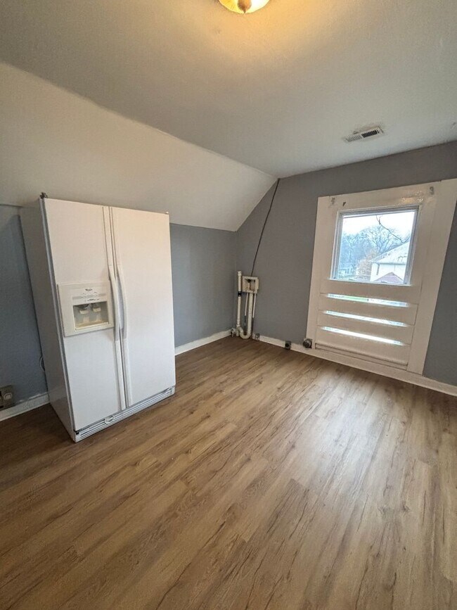 Building Photo - 2337 E 5th Ave