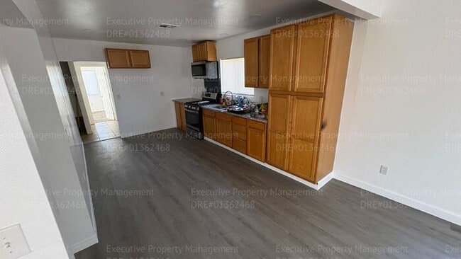 Building Photo - 4 bedroom 2 bathroom house in East Bakersfield near park and schools.