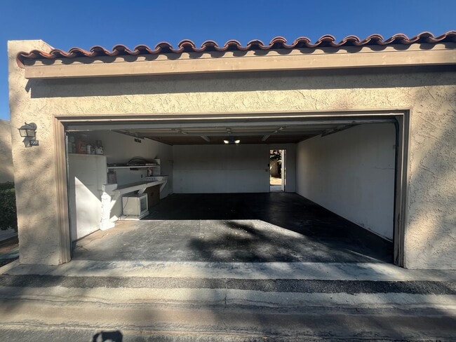 Building Photo - Spacious 3 Bedroom, 2.5 Bath Condo in a Be...