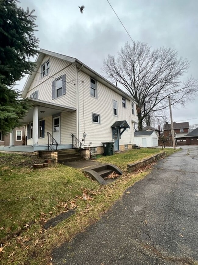 Building Photo - Very spacious 3 bedroom home for rent - Ca...