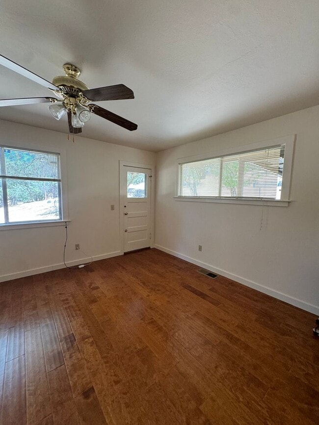 Building Photo - Cute Cottage just outside Nevada City- Pea...