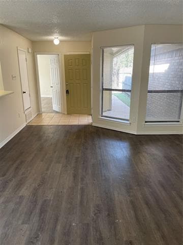 Building Photo - 6612 S Creek Dr