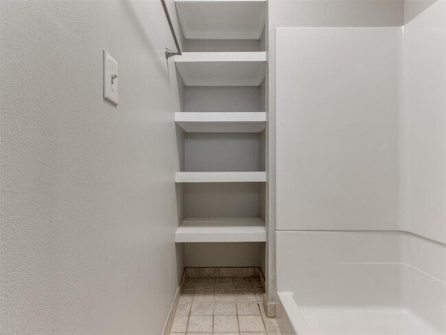 Building Photo - 2609 Brentwood Dr