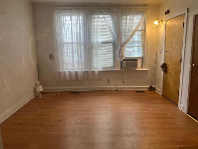 living room - 2948 S Keeley St